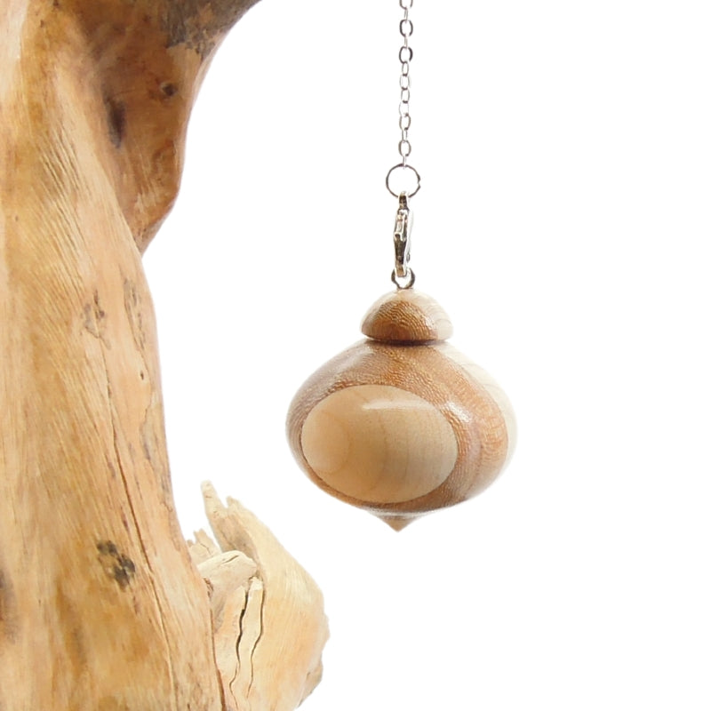 Pendule artisanal de radiesthésie en orme et érable avec chainette.