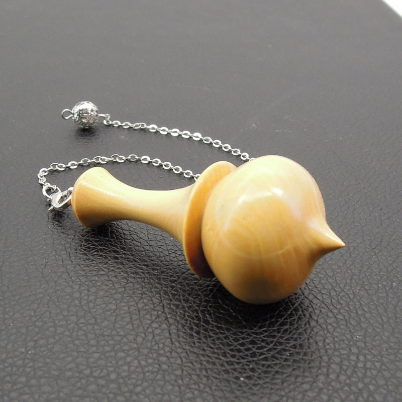 Pendule artisanal de radiesthésie en buis avec chainette.