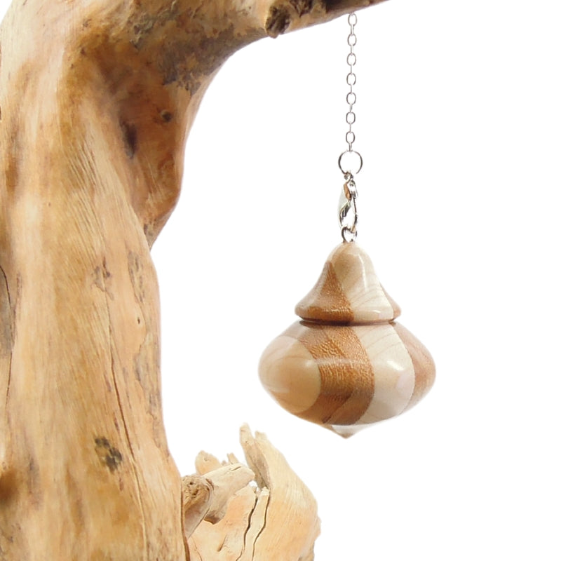 Pendule artisanal de radiesthésie en orme et érable avec chainette.