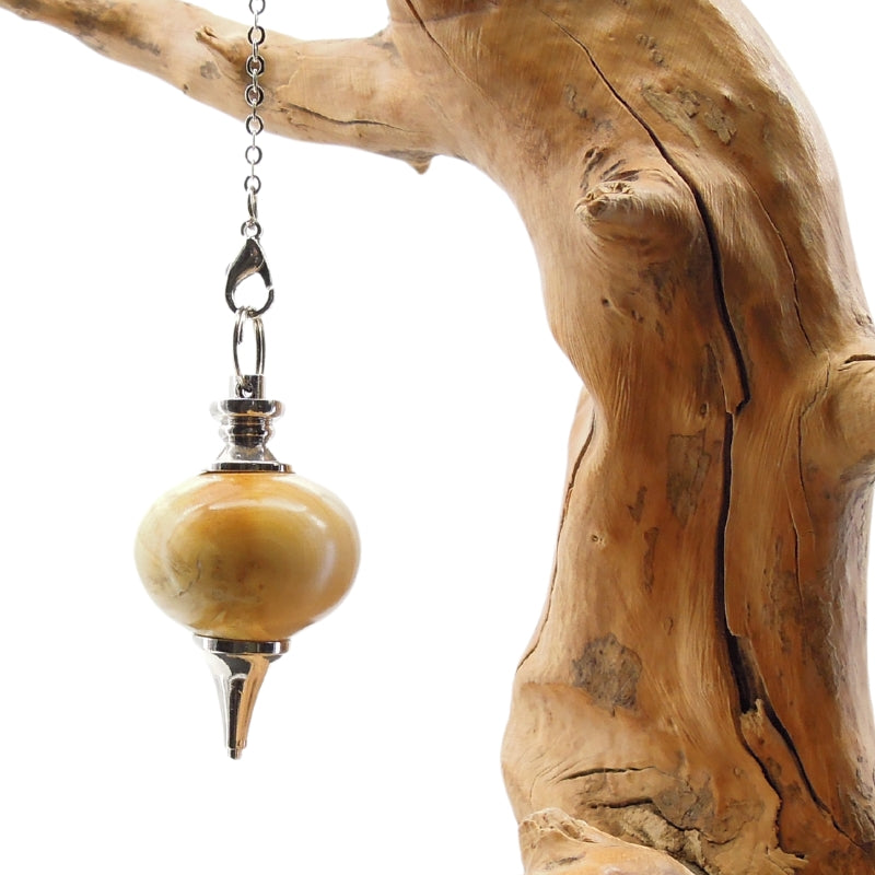 Pendule artisanal de radiesthésie en buis avec chainette et monture métal.