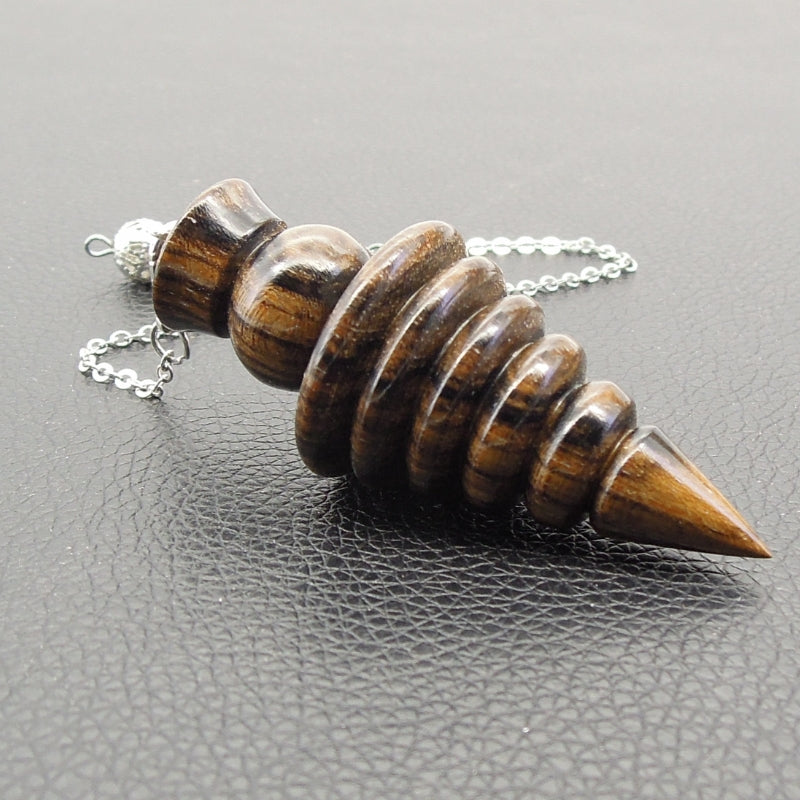Pendule artisanal de radiesthésie en ziricote avec chainette.