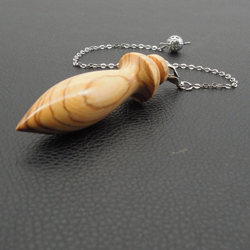 Pendule artisanal en olivier avec chainette.