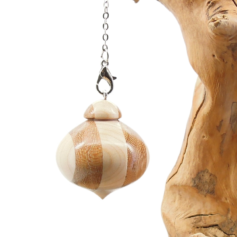Pendule artisanal de radiesthésie en orme et érable avec chainette.