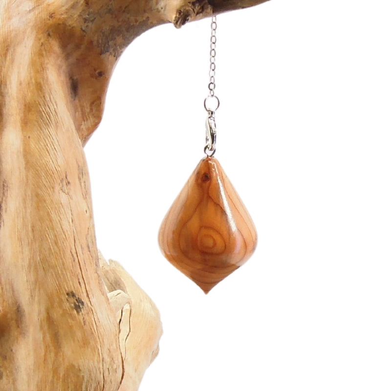 Pendule artisanal divinatoire en if avec chainette.