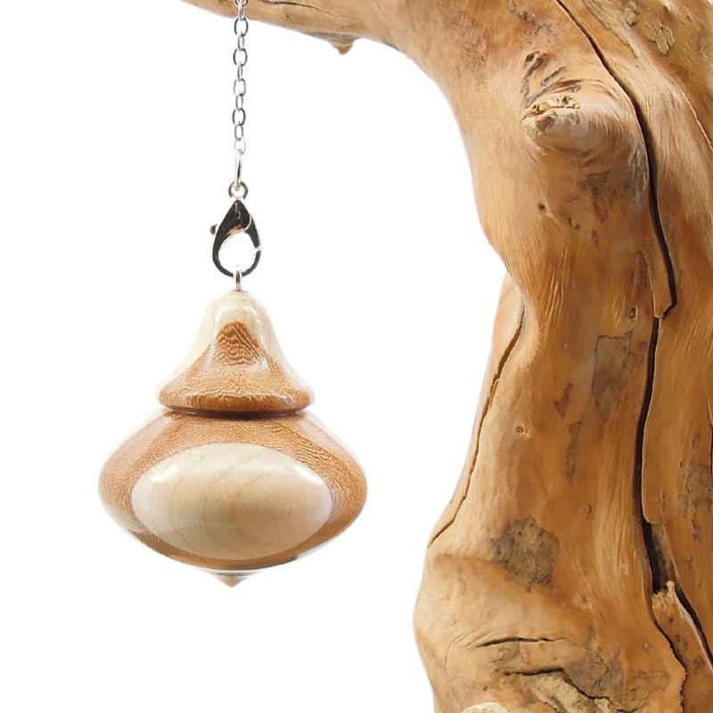 Pendule artisanal de radiesthésie en orme et érable avec chainette.