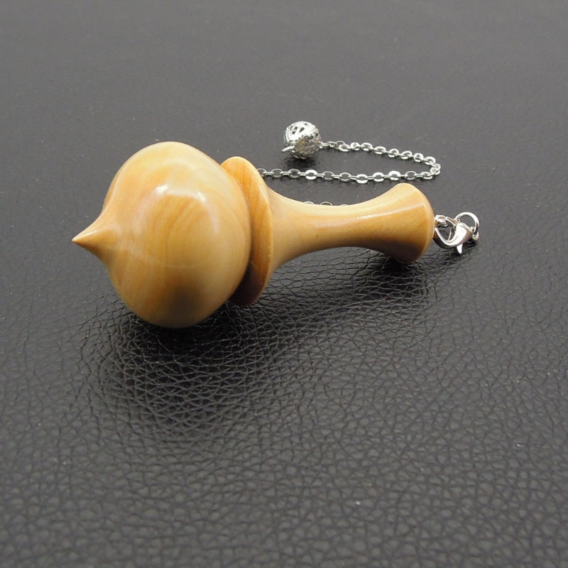 Pendule artisanal de radiesthésie en buis avec chainette.