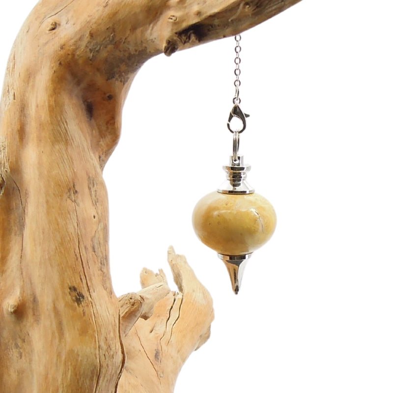 Pendule artisanal de radiesthésie en buis avec chainette et monture métal.