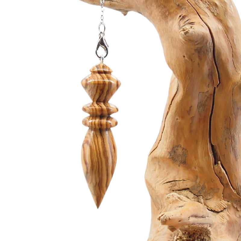 Pendule artisanal en olivier avec chainette.