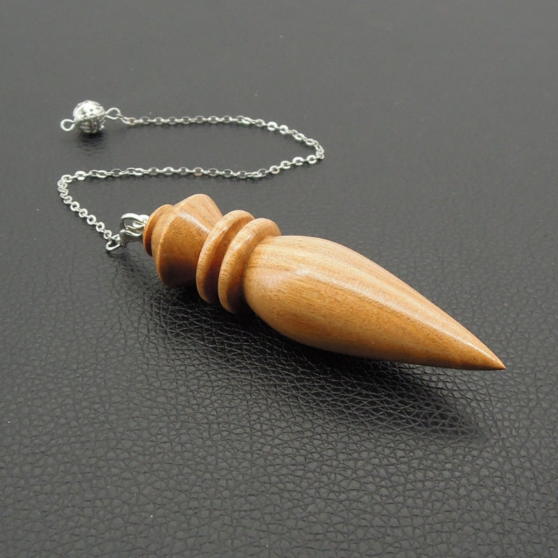 Pendule en bois de cerisier avec chainette.