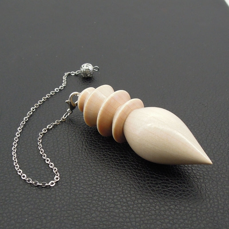 Pendule artisanal de radiesthésie en érable ondé avec chainette.