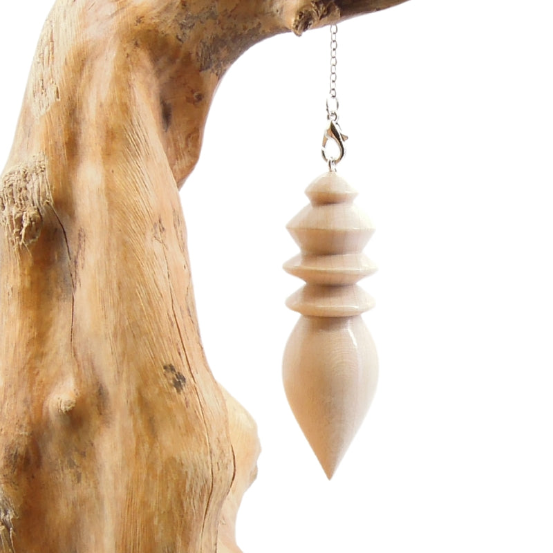 Pendule artisanal de radiesthésie en érable ondé avec chainette.