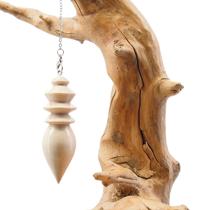 Pendule artisanal de radiesthésie en érable ondé avec chainette.