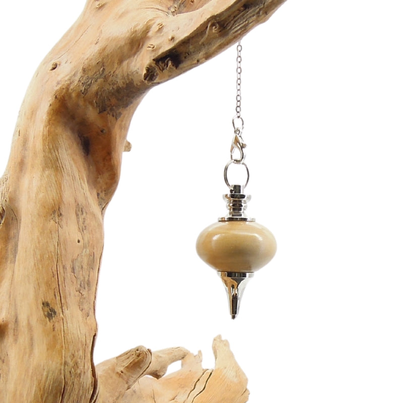 Pendule artisanal de radiesthésie en buis avec chainette et monture métal.