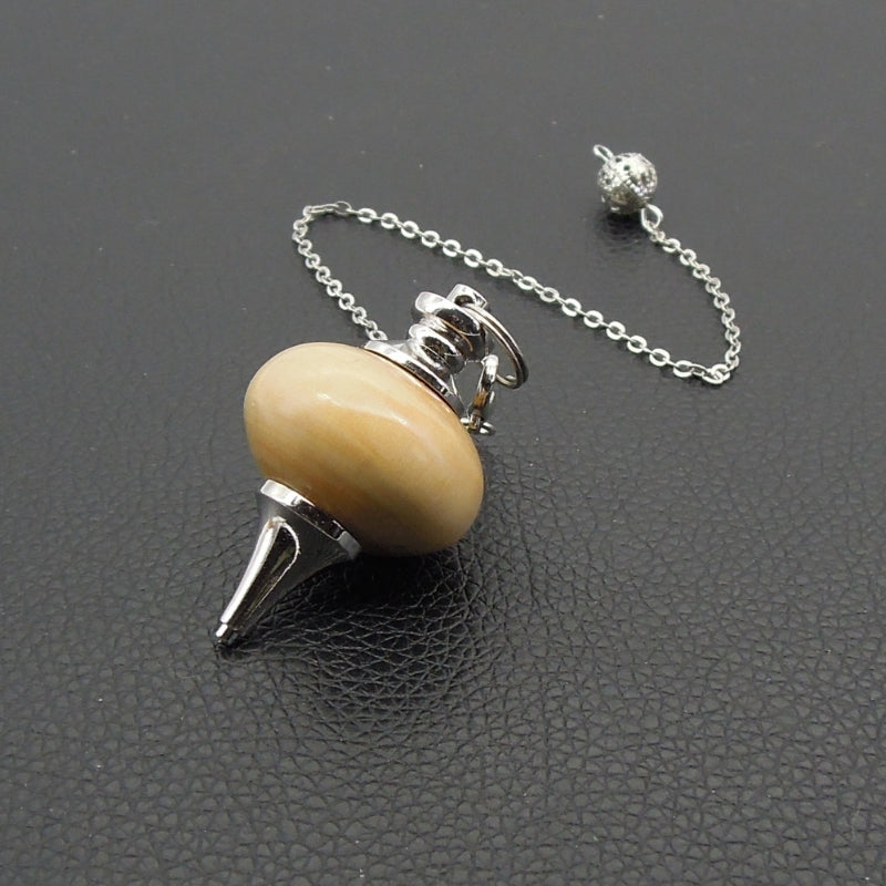 Pendule artisanal de radiesthésie en buis avec chainette et monture métal.