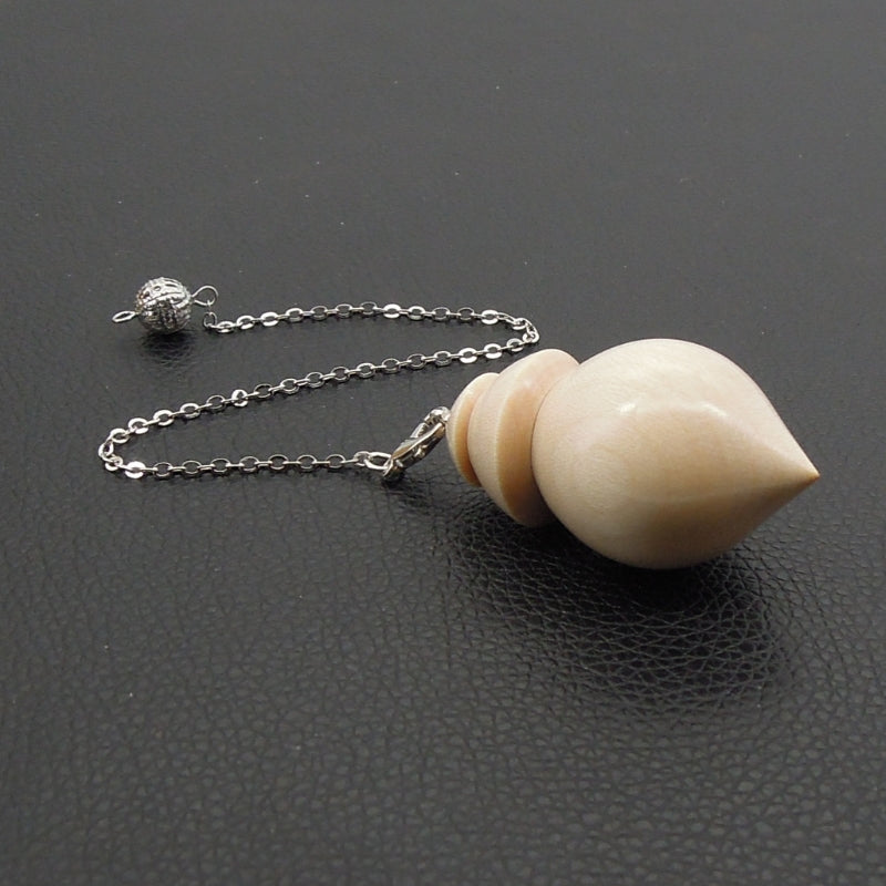 Pendule artisanal de radiesthésie en érable ondé avec chainette.