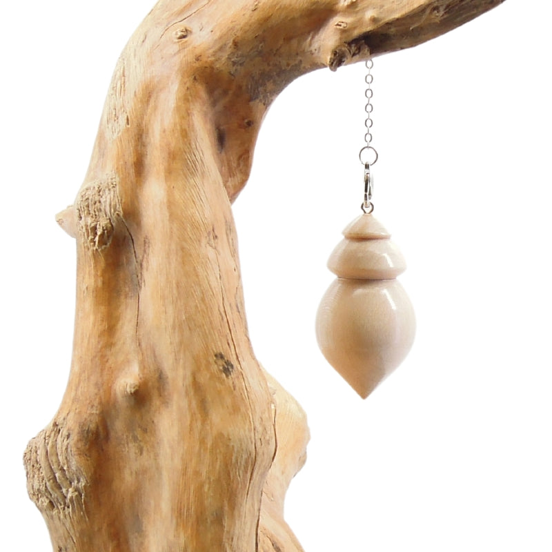 Pendule artisanal de radiesthésie en érable ondé avec chainette.
