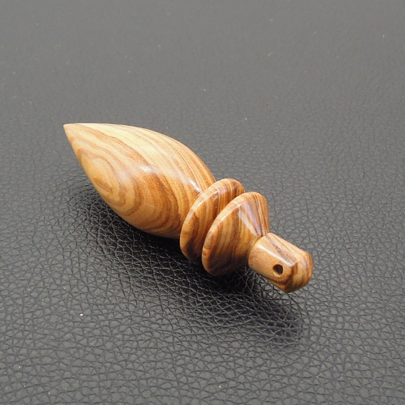 Pendule artisanal divinatoire en olivier avec oeilleton