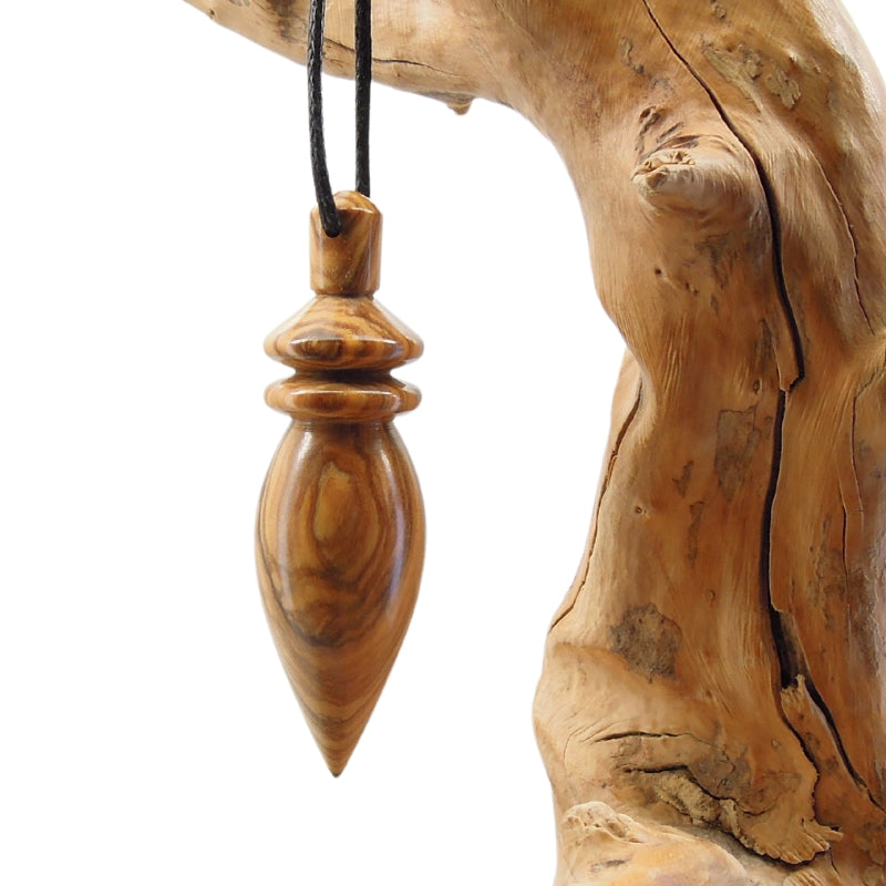 Pendule artisanal divinatoire en olivier avec oeilleton