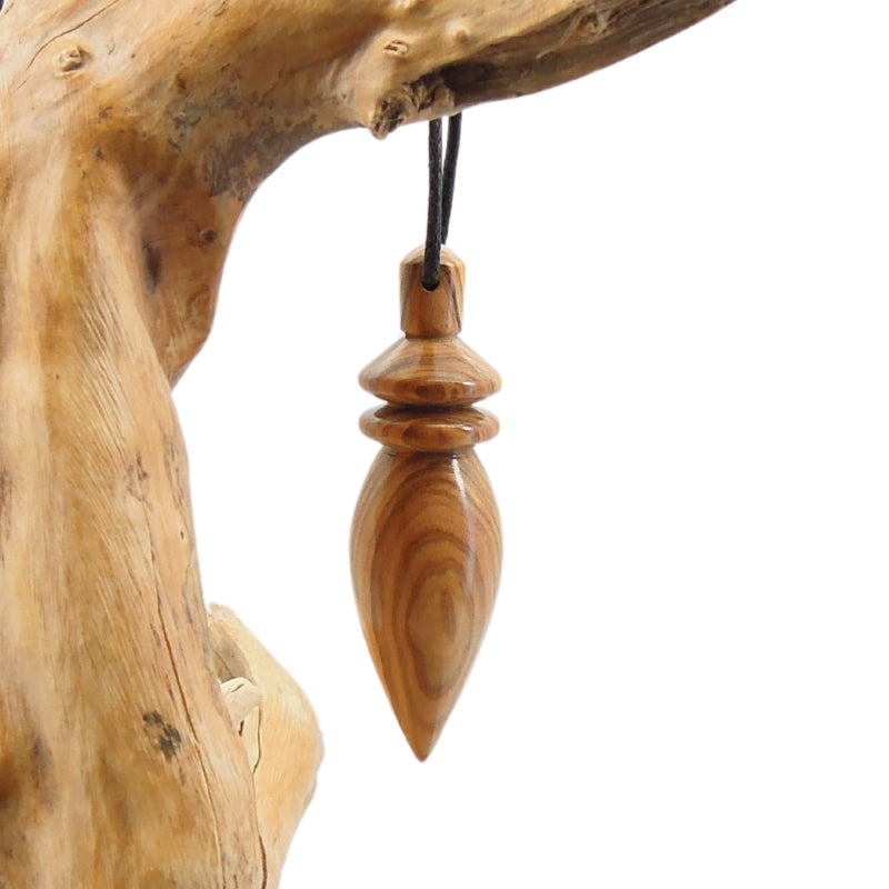 Pendule artisanal divinatoire en olivier avec oeilleton