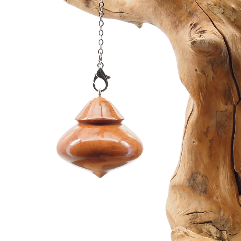 Pendule artisanal de radiesthésie en racine de bruyère avec chainette.