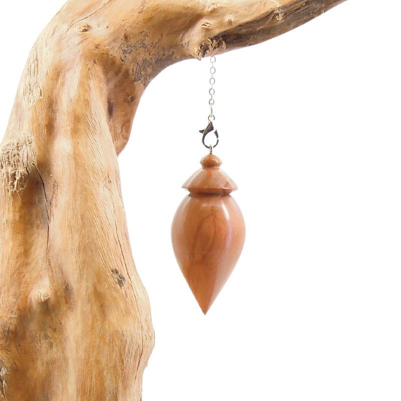 Pendule artisanal de radiesthésie en poirier avec chainette.