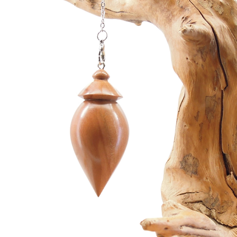 Pendule artisanal de radiesthésie en poirier avec chainette.