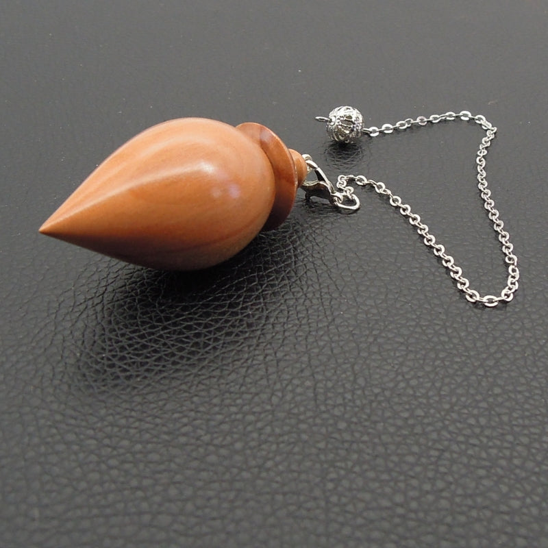Pendule artisanal de radiesthésie en poirier avec chainette.