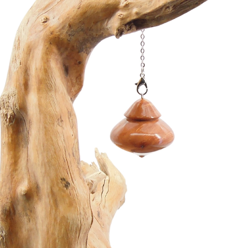 Pendule artisanal de radiesthésie en racine de bruyère avec chainette.