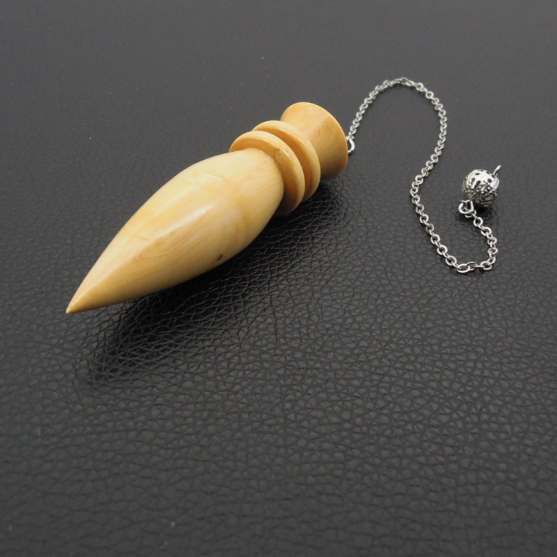Pendule artisanal de radiesthésie en buis avec chainette.