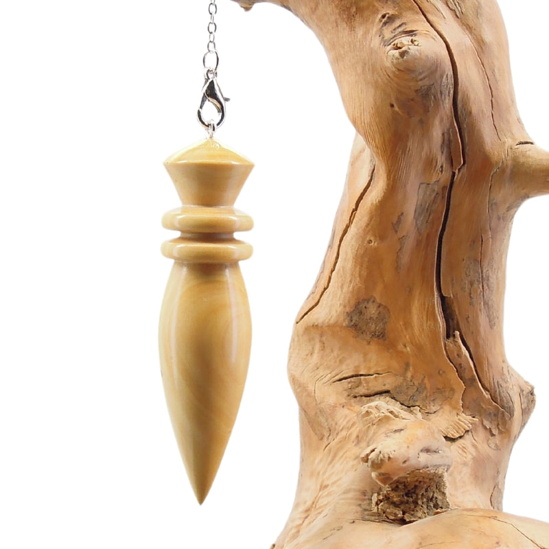 Pendule artisanal de radiesthésie en buis avec chainette.