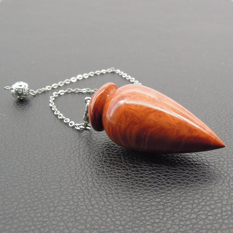 Pendule artisanal de radiesthésie en racine de bruyère avec chainette.