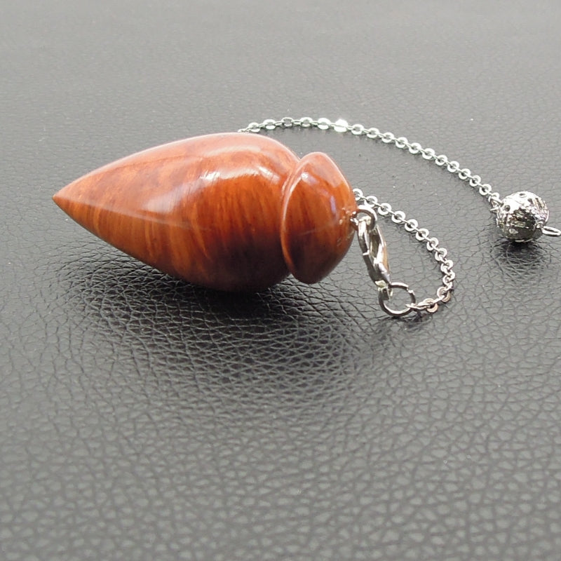 Pendule artisanal de radiesthésie en racine de bruyère avec chainette.