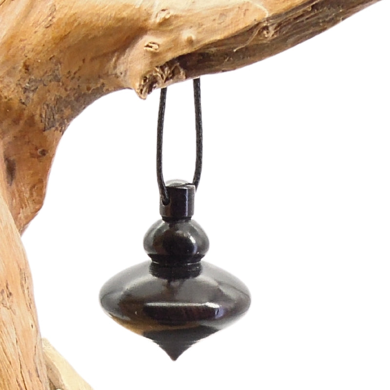 Pendule artisanal de radiesthésie en ébène avec oeilleton..
