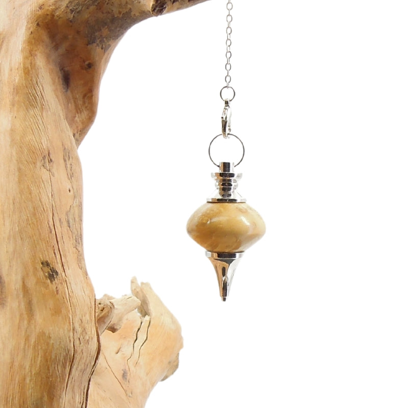Pendule artisanal de radiesthésie en buis avec chainette et monture métal.