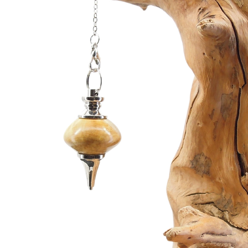 Pendule artisanal de radiesthésie en buis avec chainette et monture métal.