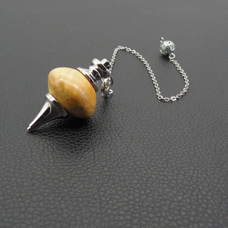 Pendule artisanal de radiesthésie en buis avec chainette et monture métal.