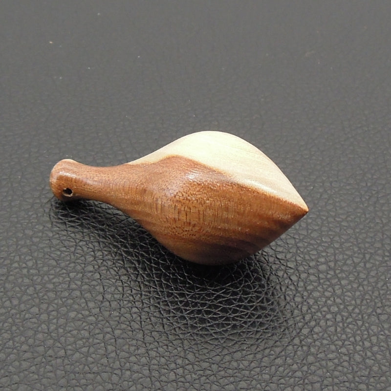 Pendule artisanal de radiesthésie en nerprun avec oeilleton.