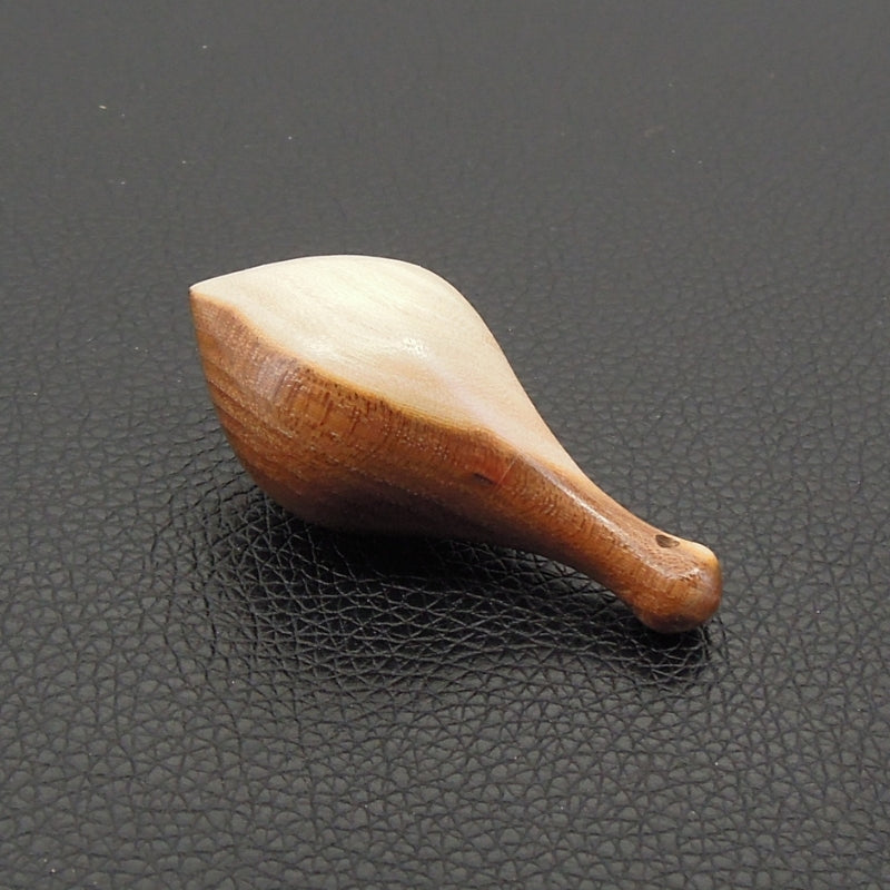 Pendule artisanal de radiesthésie en nerprun avec oeilleton.