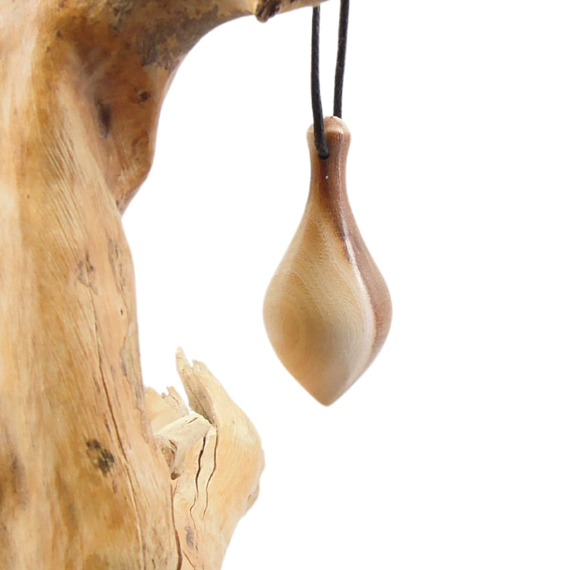 Pendule artisanal de radiesthésie en nerprun avec oeilleton.