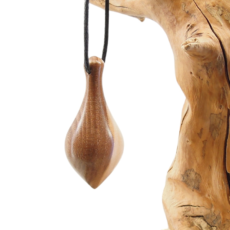 Pendule artisanal de radiesthésie en nerprun avec oeilleton.