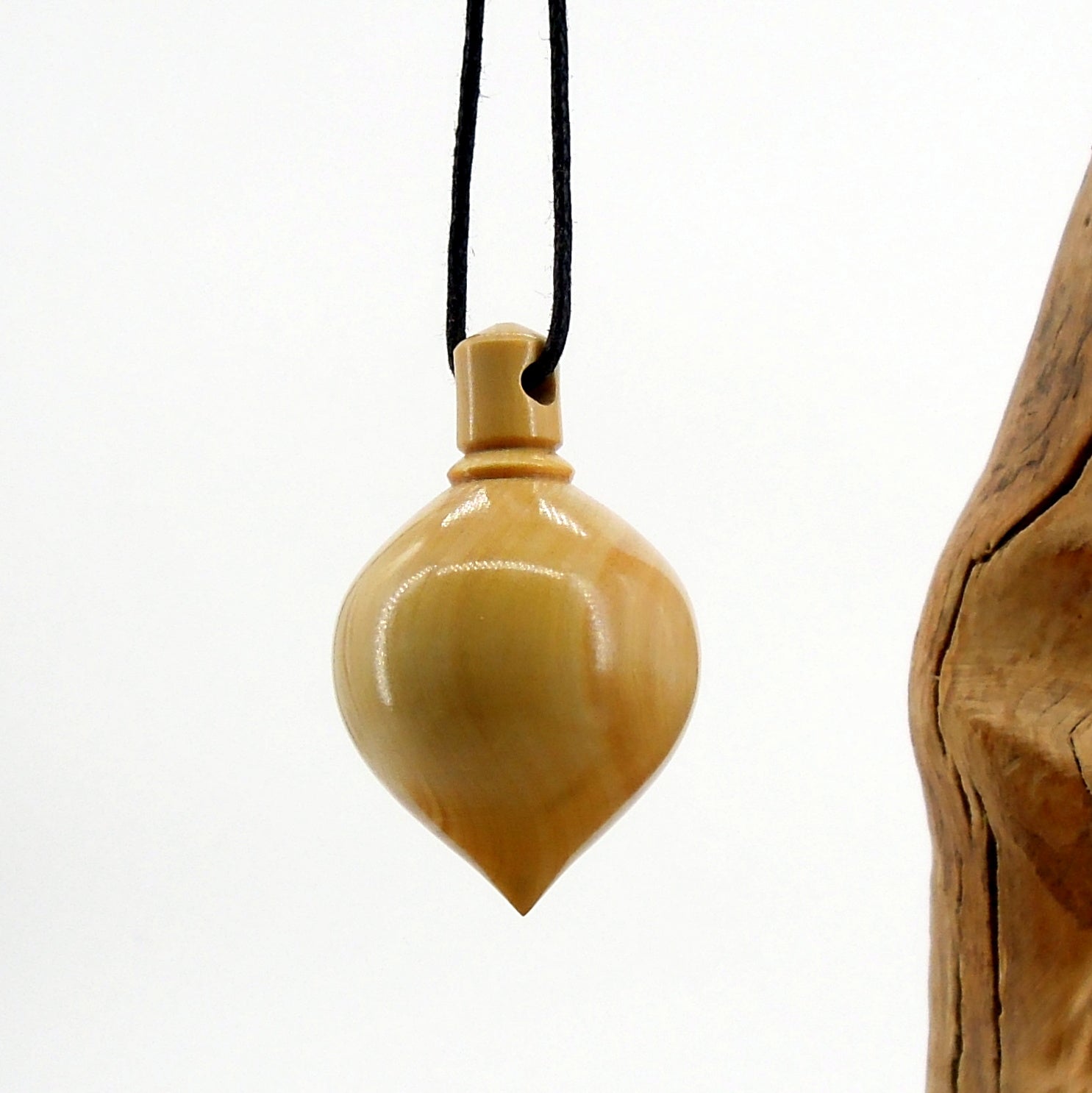 Pendule artisanal de radiesthésie en buis avec oeilleton