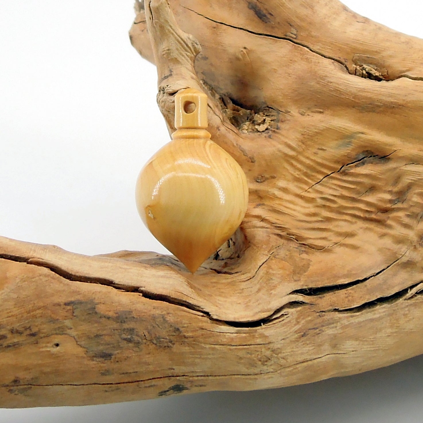Pendule artisanal de radiesthésie en buis avec oeilleton