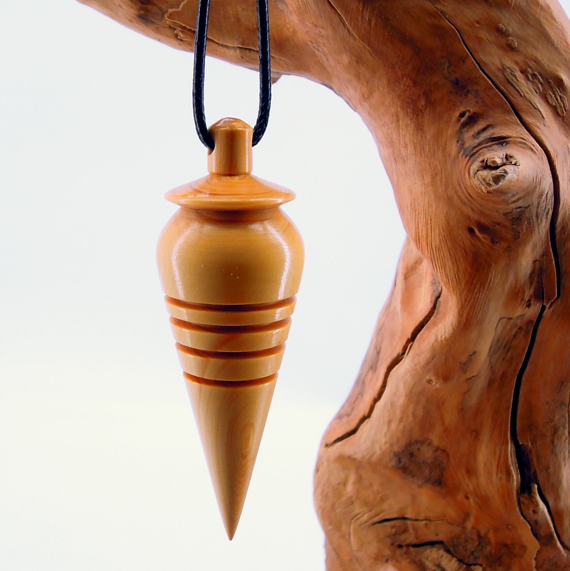 Pendule artisanal divinatoire en buis avec oeilleton.