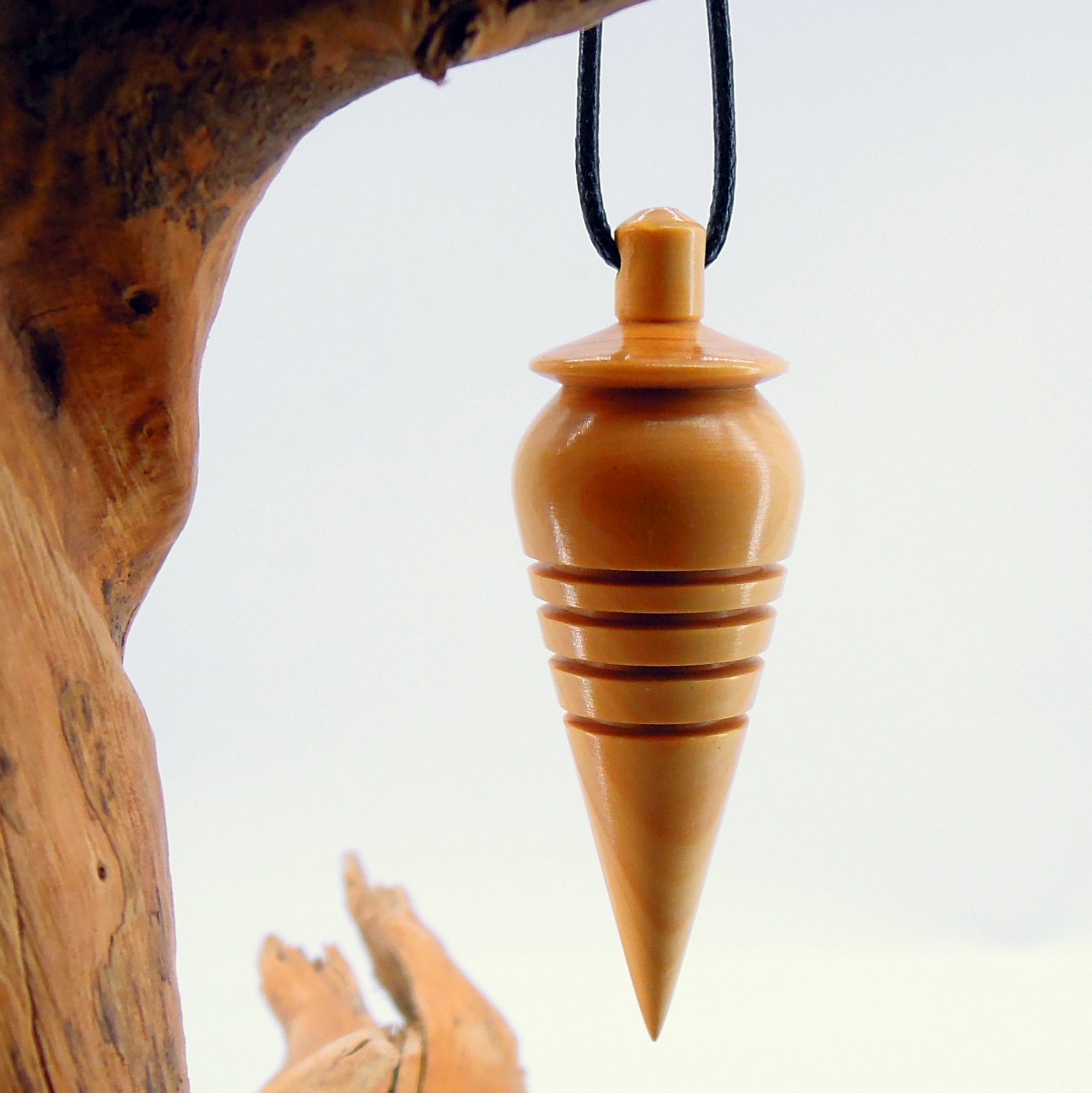 Pendule artisanal divinatoire en buis avec oeilleton.