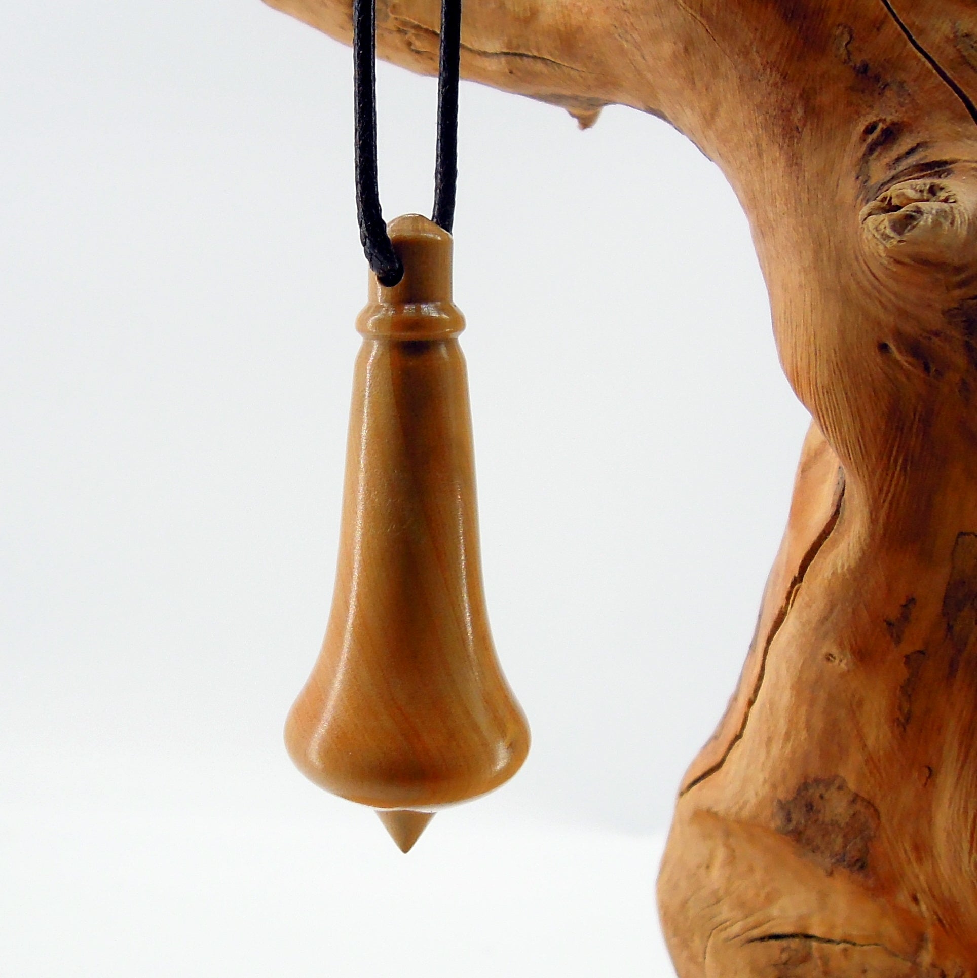Pendule artisanal en buis avec oeilleton
