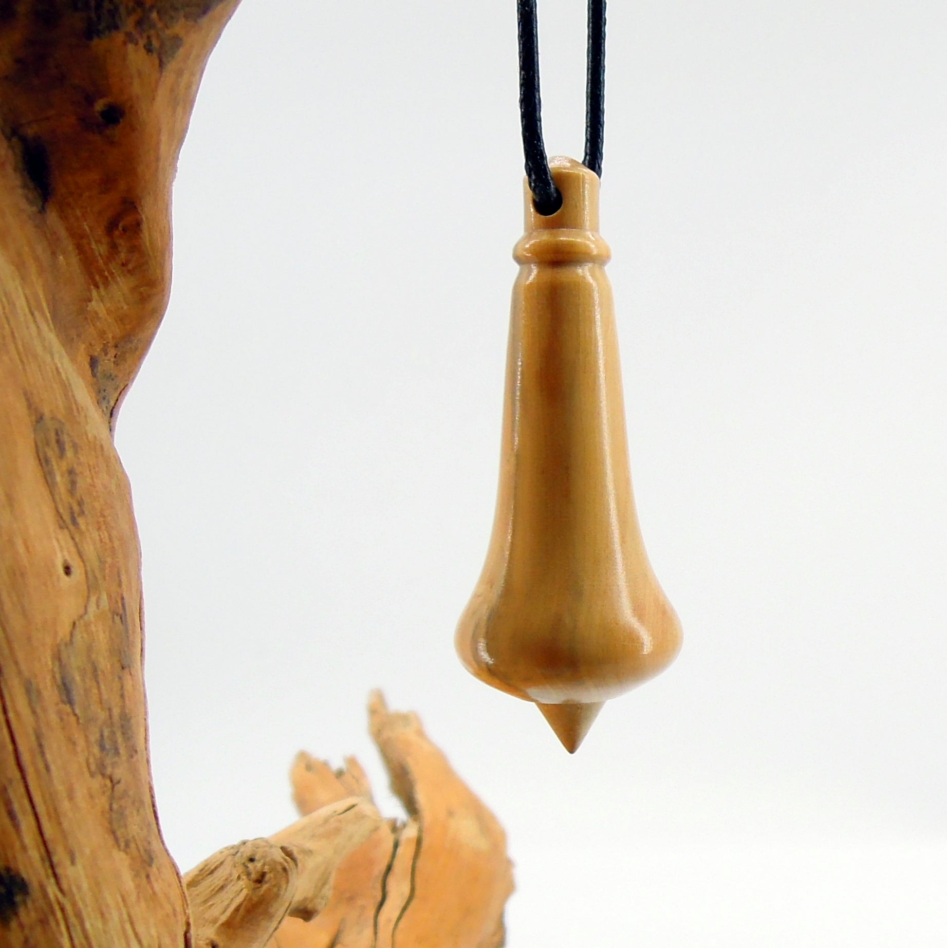 Pendule artisanal en buis avec oeilleton