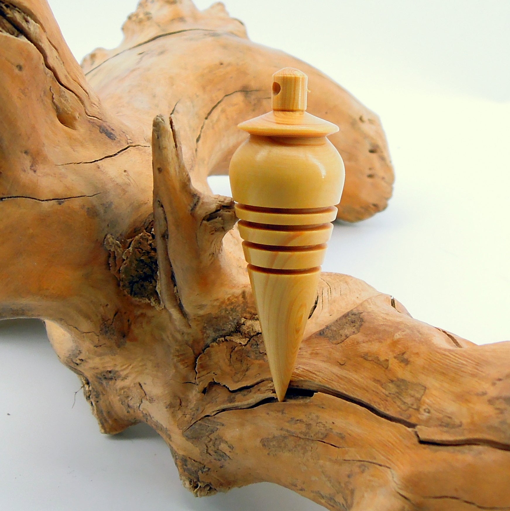 Pendule artisanal divinatoire en buis avec oeilleton.