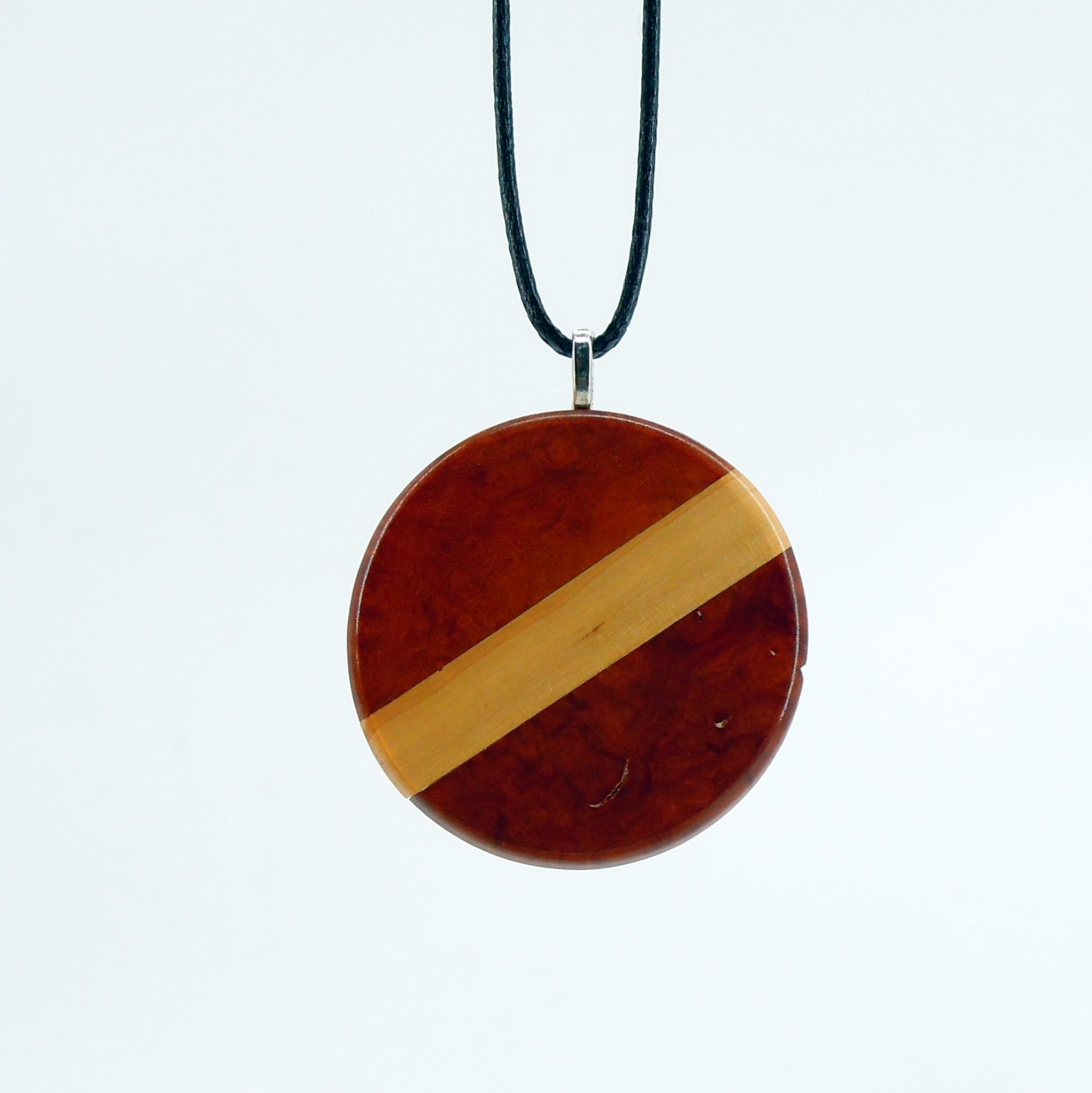 Bijou en bois de buis et bois exotique.