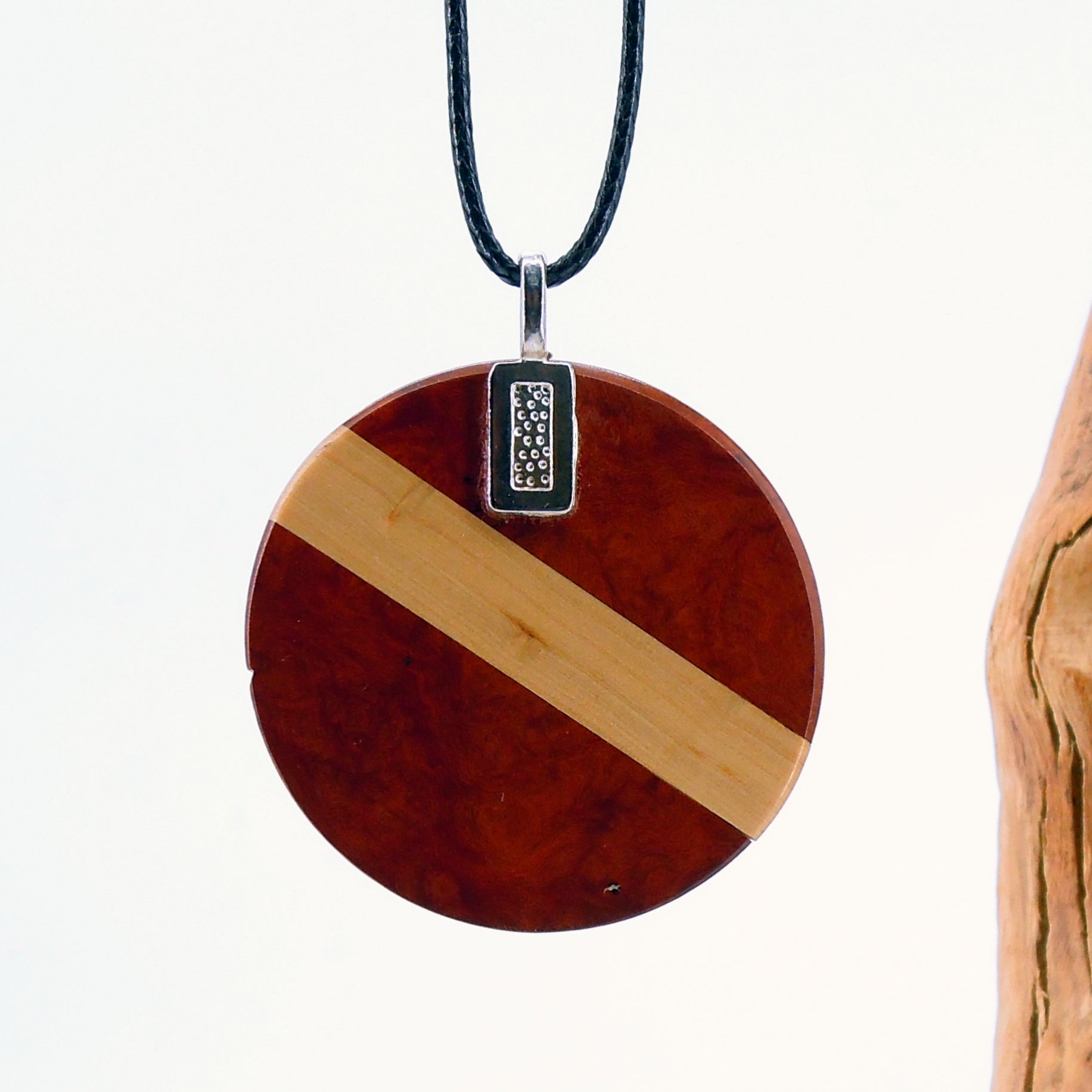 Bijou en bois de buis et bois exotique.
