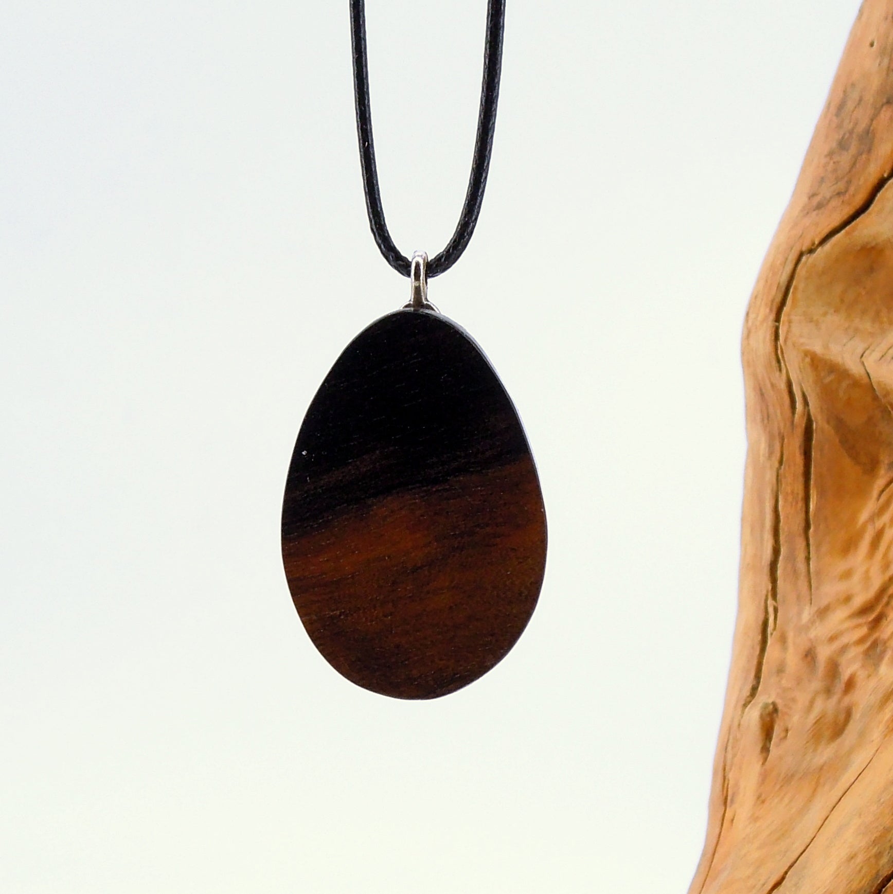 Bijou en bois de buis et noyer